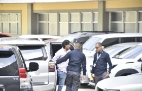 Nicolás Petro a su llegada al Centro de Servicios. 