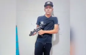 Jorge Luis Padilla Mejía posando con una arma de largo alcance. 