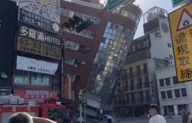 Edificio derrumbado tras el fuerte sismo en Taiwán. 