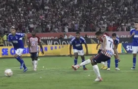 Carlos Bacca, de pena máxima, marcó el gol del triunfo de Junior sobre Millonarios, por la Superliga. 