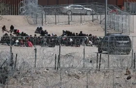 Fotografía que muestra a migrantes en Ciudad Juárez, en la frontera con Estados Unidos.