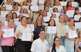 La entrega de certificados a los primeros 100 cuidadores de personas con discapacidad y adultos mayores