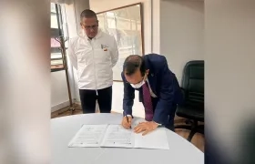  El rector de la Universidad Simón Bolívar, José Consuegra Bolívar, y el director general del INS, Giovanny Rubiano, firman el convenio.