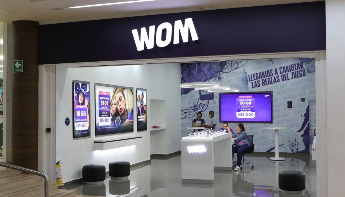 Una sala de ventas de Wom Colombia. 