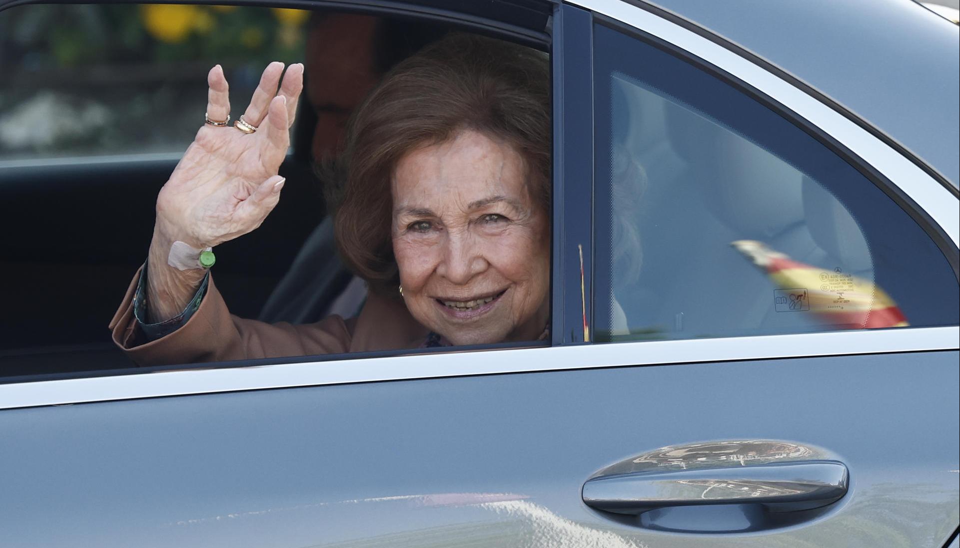 La reina emérita Sofía saluda a la salida de la clínica Ruber Internacional de Madrid