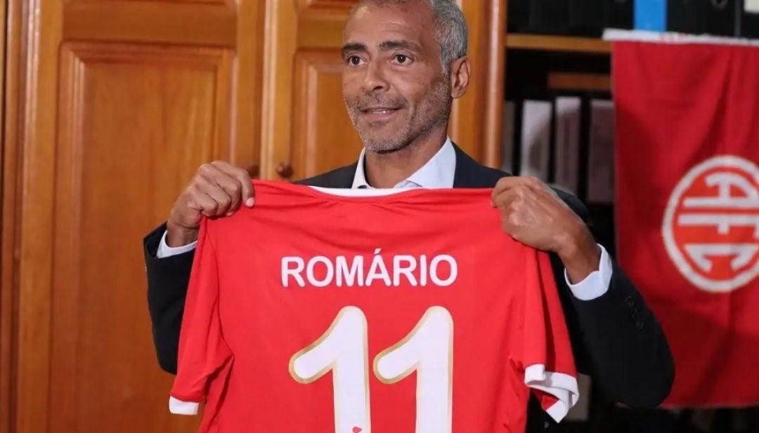 Romario es el presidente del América de Río de Janeiro.