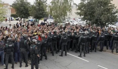 Un grupo de personas protestan en el centro de votación de Sant Julià de Ramis (Girona).