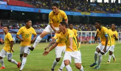 Jugadores de Brasil celebran la segunda anotación. 