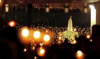 Vista de Nuestra Señora de Fátima en una procesión durante el peregrinaje anual de octubre al Santuario de Fátima.