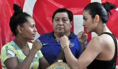 Jennifer Rodríguez se iba a medir ante Mónica Henao, quienes aparecen con el promotor Juan Carlos Devia. 