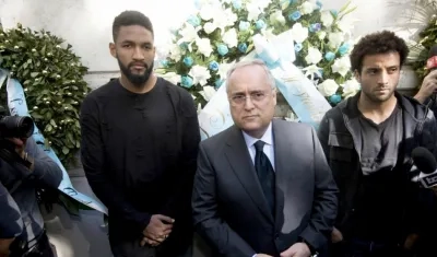 El presidente del Lazio, Claudio Lotito y los jugadores Wallace y Felipe Anderson participaron en una ofrenda floral en la sinagoga de Roma, Italia, después del escándalo.