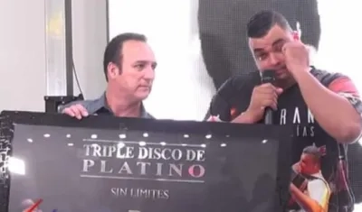 Rolando Ochoa no aguantó las lágrimas al recibir el disco de platino.