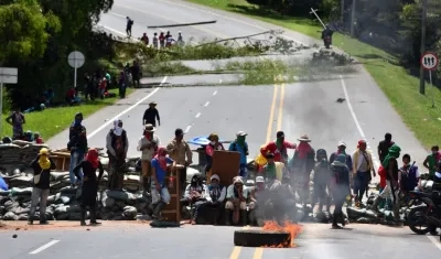 Indígenas bloquean la carretera Panamericana en el Cauca.