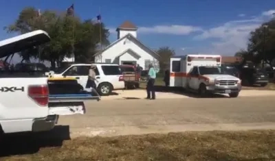 Imagen de televisión afuera del lugar del tiroteo en Sutherland Springs, Texas.