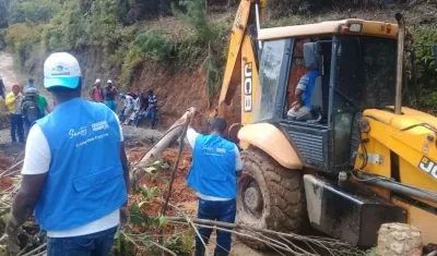 Gobernación del Cauca despejó la vía donde había deslizamientos de tierra.