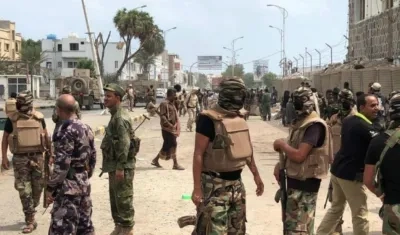 Militares en el lugar del atentado terrorista en el Yemen.