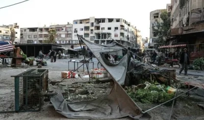  Estado en el que ha quedado un puesto de verduras en Duma (Siria) tras un bombardeo.