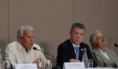 El Presidente Santos junto a los expresidentes de España y Uruguay, Felipe González y José Mujica.