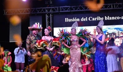 Momento en que la Reina del Carnaval de la 44, Andrea De Alba Polo, recibe su corona.