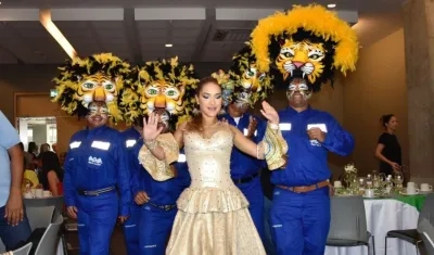 Valeria Abuchaibe, Reina del Carnaval 2018, en la presentación de la campaña “Ojo con la basura”. 