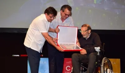El empresario José Manuel Daes recibe el reconocimiento en la Bienal de Arquitectura en Cartagena.