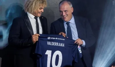 El presidente de LaLiga, Javier Tebas (d), junto al futbolista colmbiano Carlos Valderrama.