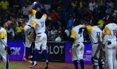 Los jugadores colombianos celebran el cuadrangular de Jhon Torres.