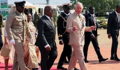 El príncipe Carlos (d) fue recibido por el portavoz del Parlamento ghanés Mike Oquaye (c).