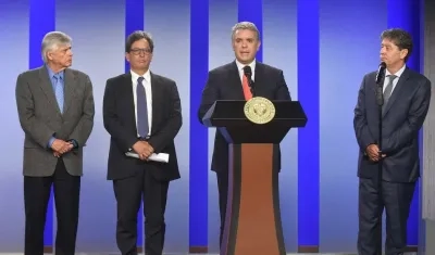 Presidente Duque, al centro, y a la izquierda, Jorge Humberto Botero  Presidente del Consejo Gremial Nacional; el Ministro de Hacienda, Alberto Carrasquilla, y el Presidente de la ANDI, Bruce MacMaster.