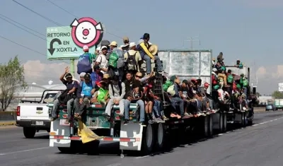 Ciudadanos centroamericanos de la caravana migrante continúan con su marcha por el estado estado de Puebla (México).