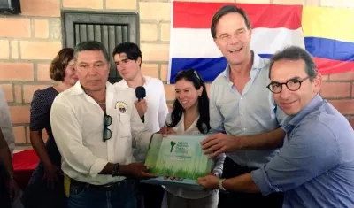 El ministro de Agricultura, Andrés Valencia;  el primer ministro de Los Países Bajos, Mark Rutte, y Myriam Martínez, de la Agencia Nacional de Tierras, entregaron 17 títulos de propiedad en Apartadó, Antioquia.