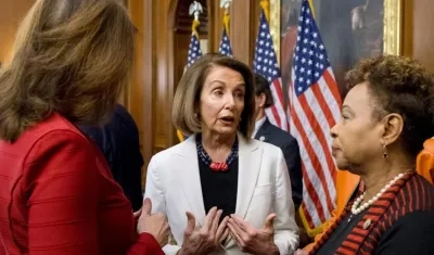 La líder de la bancada demócrata en la Cámara Baja, Nancy Pelosi (c), participa en una reunión en el Capitolio, Washington D.C (Estados Unidos) .