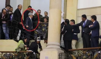 Le lanzaron bolsas con ratones vivos en la plenaria del Senado. Al senador Álvaro Uribe