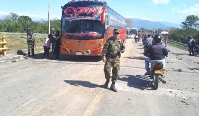 El Ministerio de Transporte dispuso un plan de choque para mitigar los efectos del atentado en el puente Simaña, en la vía La Mata - San Roque (Cesar).