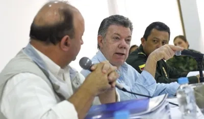 El Presidente Santos con el Ministro de la Defensa durante el consejo de seguridad.