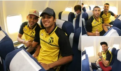 El plantel de Guaraní en el avión que los trae a Barranquilla.