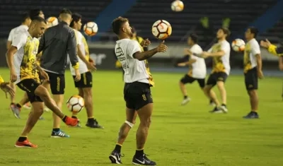 Jugadores del Club Guaraní realizaron la noche del miércoles el reconocimiento de la cancha del estadio Metropolitano