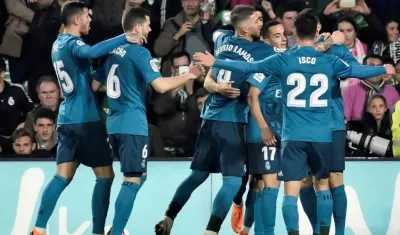 Los jugadores del Real Madrid celebran el gol de Karim Benzema, quinto del equipo frente al Real Betis, durante el partido de Liga en Primera División