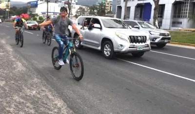 Carlos Vives paseando en bicicleta por las calles de Honduras.