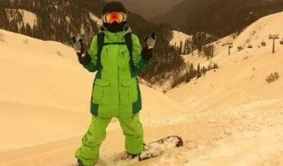 Las fotografías publicadas por medios rusos muestran a esquiadores deslizándose por laderas que parecen dunas en un desierto.