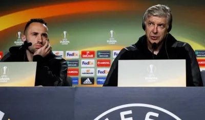 David Ospina junto al técnico Arsene Wenger.
