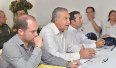 El Vicepresidente Naranjo en su reunión con autoridades y líderes de Tumaco.