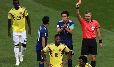 El árbitro Damir Skomina expulsa al colombiano Carlos Sánchez.