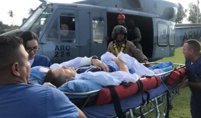Momentos en que el tripulante ruso era bajado del helicóptero de la Armada Nacional.