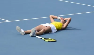 Mariana Duque, tenista colombiana, celebró llorando en la cancha su victoria.