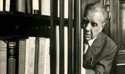 Borges, en su biblioteca personal.