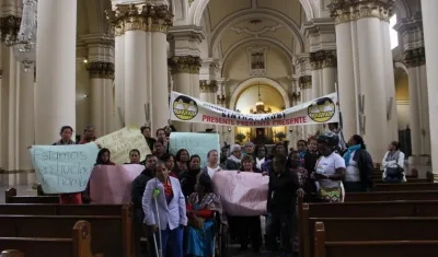 Madres comunitarias protestan en la catedral primada de Colombia por el fallo de la Corte Constitucional.