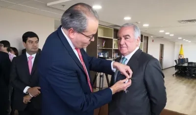 Procurador General de la Nación, Fernando Carrillo Flórez, impone medalla al Contralor General de la República, Edgardo Maya Villazón.