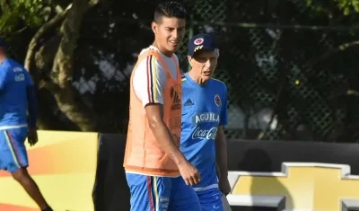 James Rodríguez camina con José Pékerman durante un entrenamiento. 
