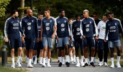 Jugadores de la Selección Francia salen a un entrenamiento. 